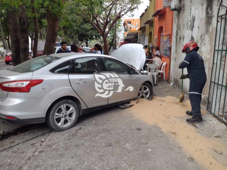 Automóvil choca y se estrella contra fachada de local en avenida Salvador Díaz Mirón