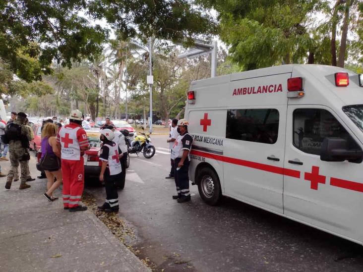 Automóvil choca y se estrella contra fachada de local en avenida Salvador Díaz Mirón