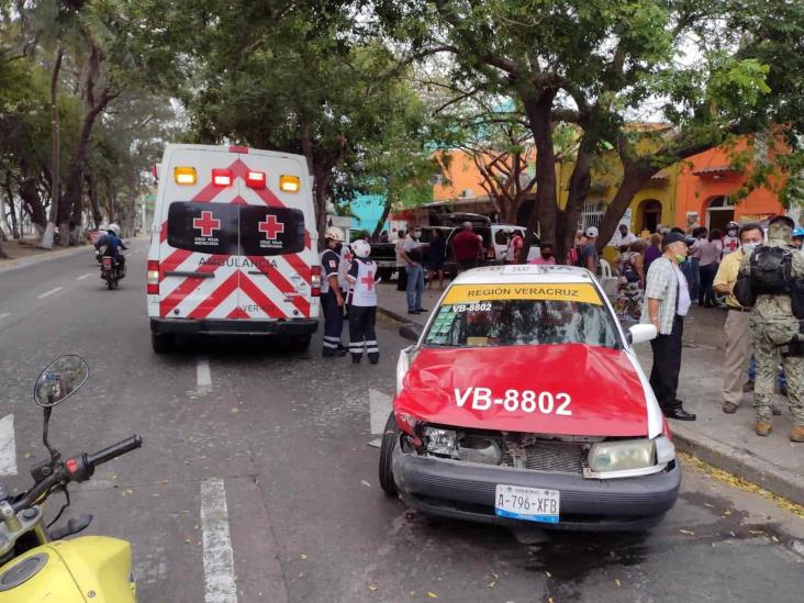 Automóvil choca y se estrella contra fachada de local en avenida Salvador Díaz Mirón