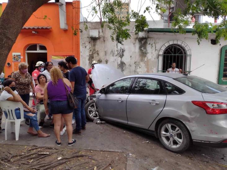 Automóvil choca y se estrella contra fachada de local en avenida Salvador Díaz Mirón