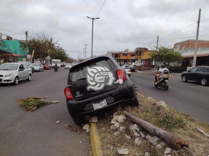 Automóviles chocan sobre la avenida Miguel Ángel de Quevedo en Veracruz