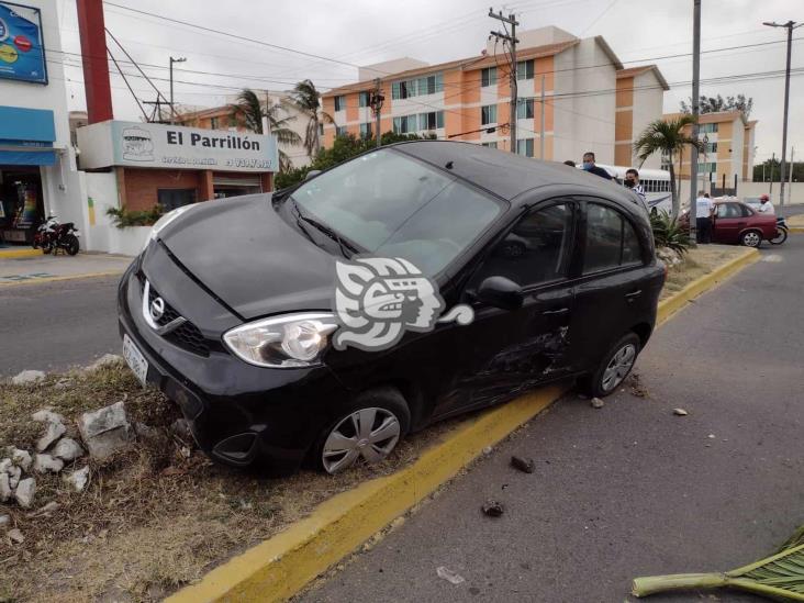 Automóviles chocan sobre la avenida Miguel Ángel de Quevedo en Veracruz