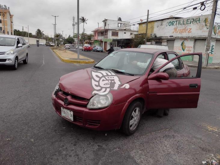 Automóviles chocan sobre la avenida Miguel Ángel de Quevedo en Veracruz