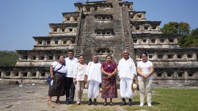 Rigoberta Menchú alienta y rinde tributo a la cultura totonaca