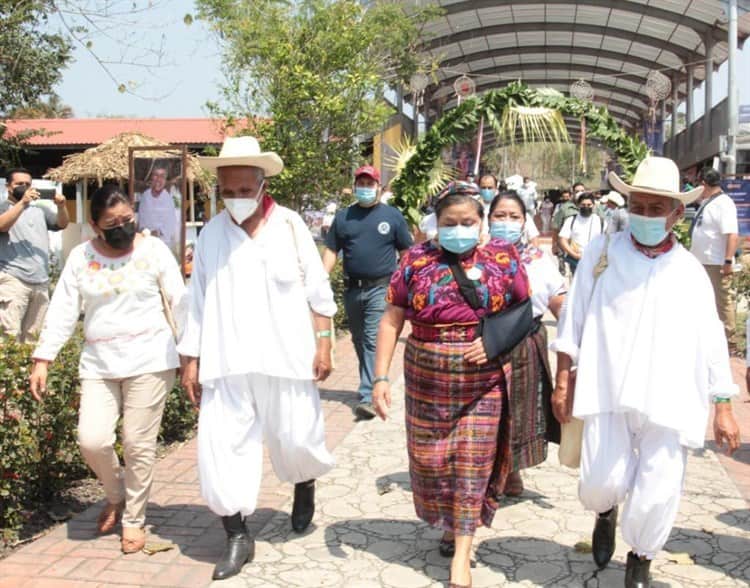 Rigoberta Menchú alienta y rinde tributo a la cultura totonaca