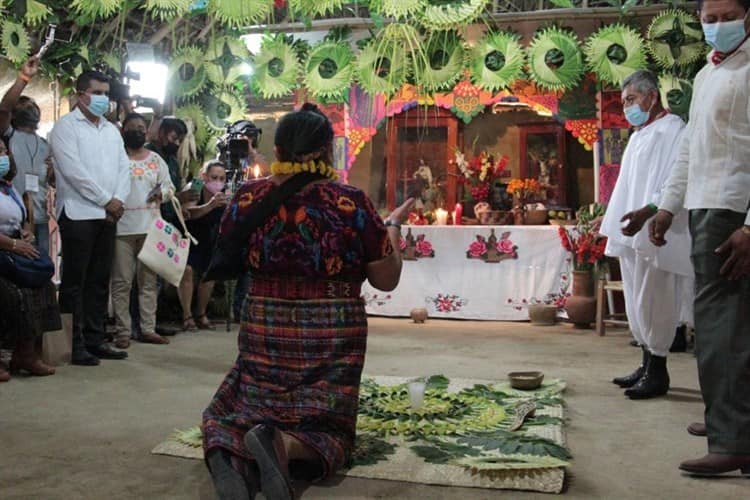 Rigoberta Menchú alienta y rinde tributo a la cultura totonaca