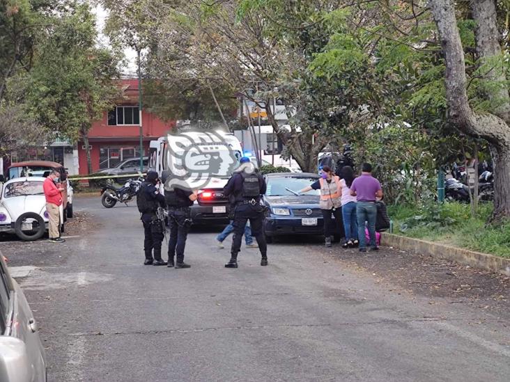 Encuentra a su hijo muerto dentro de su auto, en Xalapa