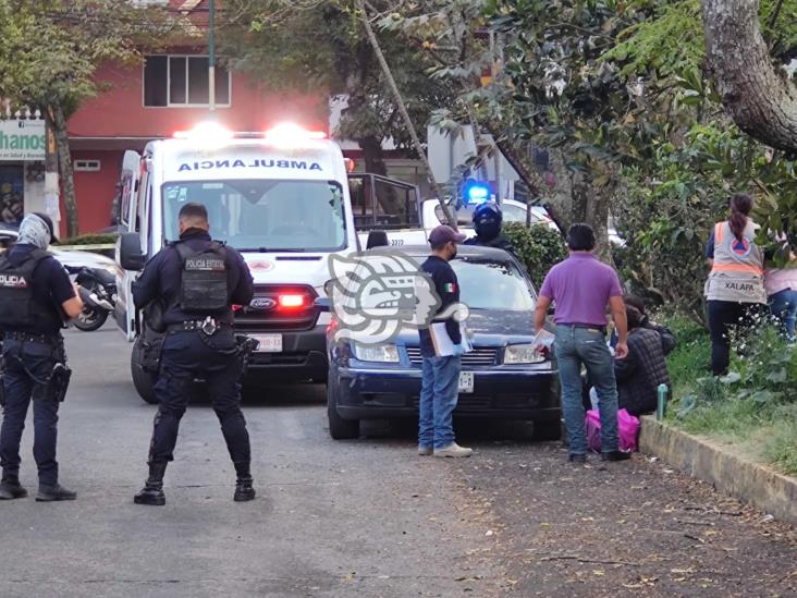 Encuentra a su hijo muerto dentro de su auto, en Xalapa