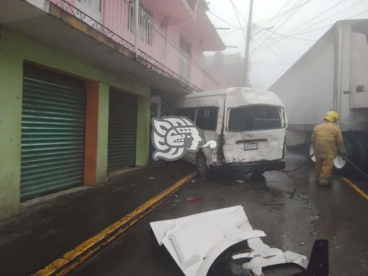 Tráiler sin frenos deja al menos 10 personas heridas en Atzalan