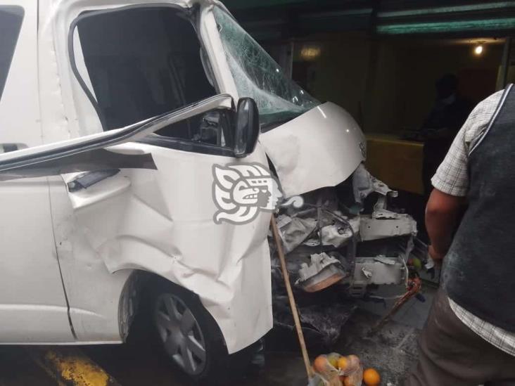 Tráiler sin frenos deja al menos 10 personas heridas en Atzalan