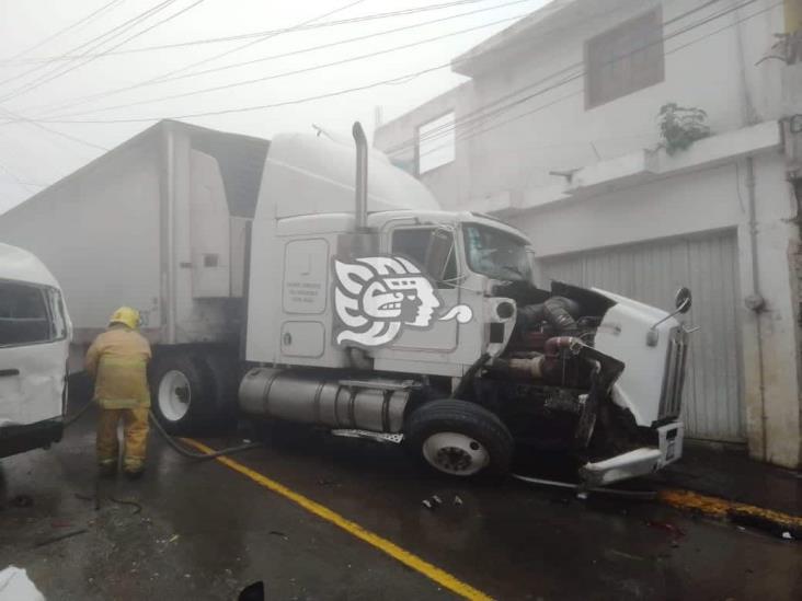 Tráiler sin frenos deja al menos 10 personas heridas en Atzalan