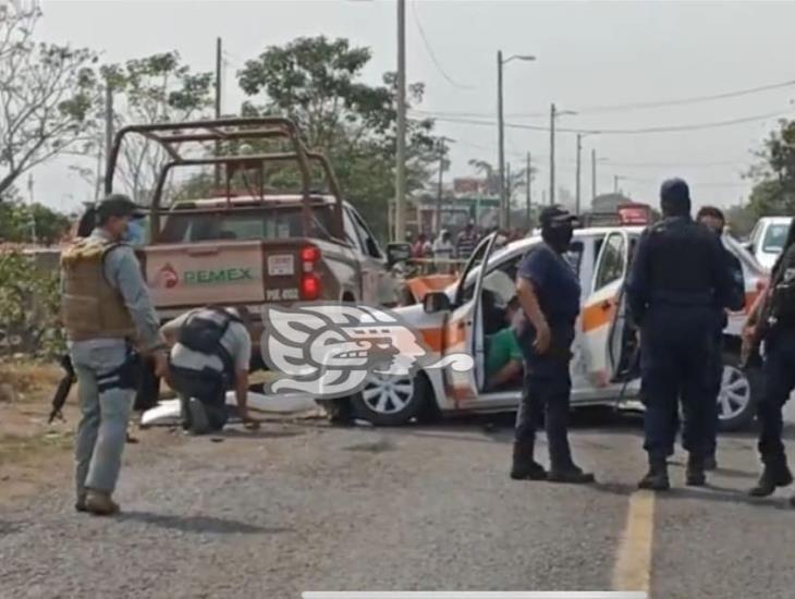 Mortal choque de patrulla de Pemex y taxi de Acayucan