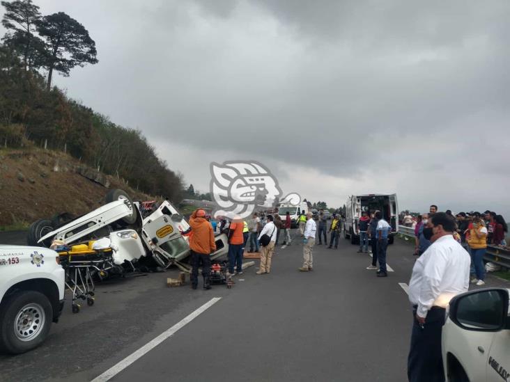 Tráiler sin frenos vuelca en el libramiento Xalapa-Perote