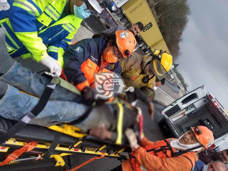 Tráiler sin frenos vuelca en el libramiento Xalapa-Perote