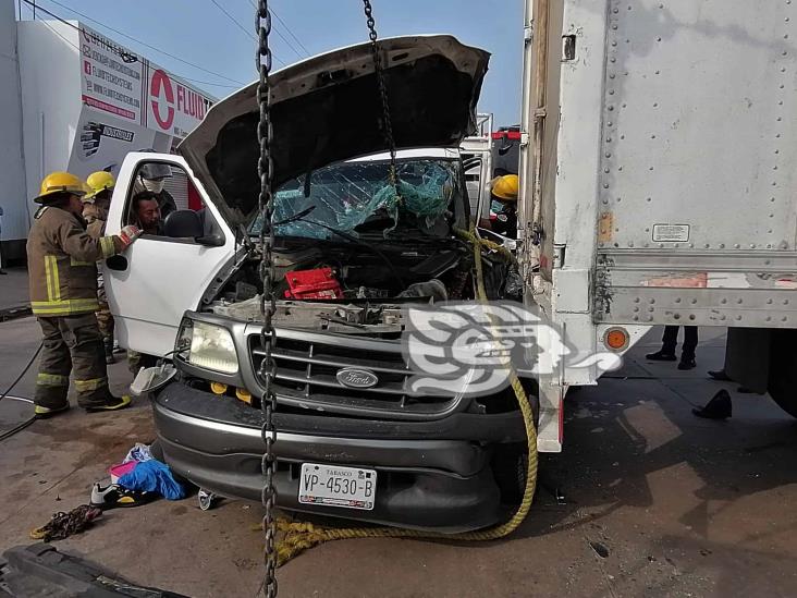 Aparatoso choque en Coatzacoalcos; jaltipeneco queda prensado