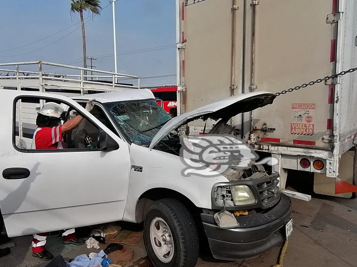 Aparatoso choque en Coatzacoalcos; jaltipeneco queda prensado