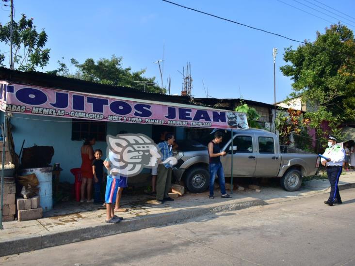 Conductor aprendiz impactó fachada de vivienda en Acayucan