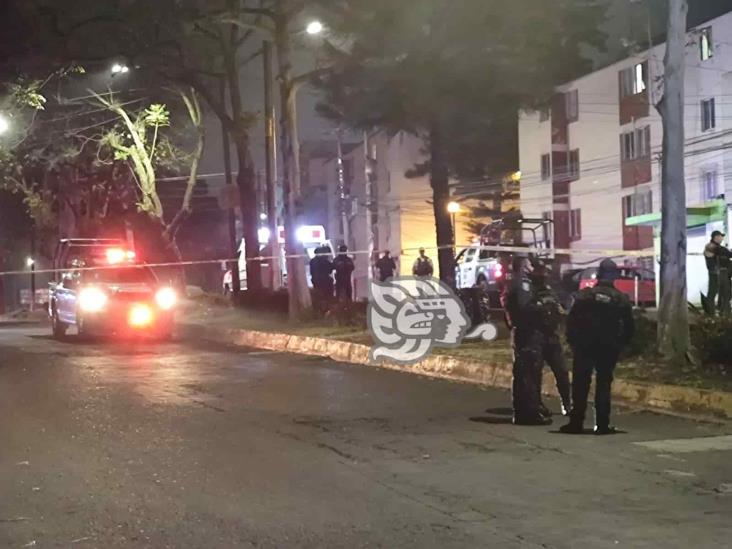 Fuerte despliegue policiaco en avenida Araucarias, en Xalapa; sujeto arroja granada