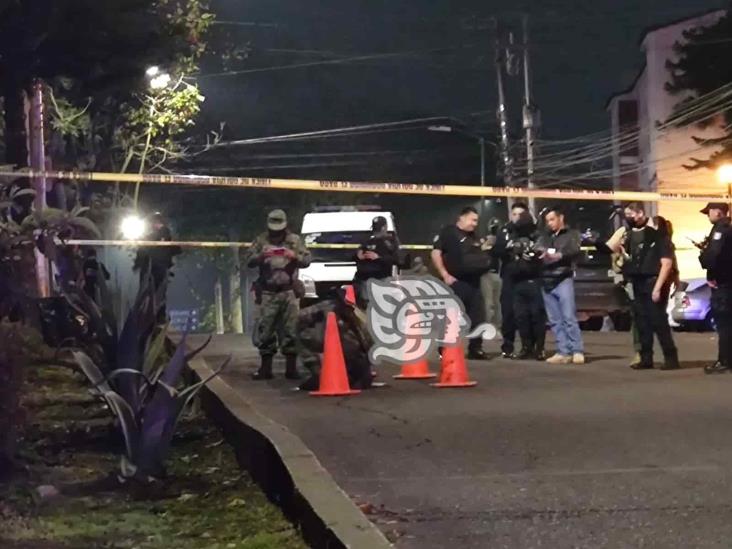 Fuerte despliegue policiaco en avenida Araucarias, en Xalapa; sujeto arroja granada