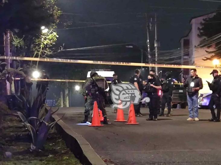 Fuerte despliegue policiaco en avenida Araucarias, en Xalapa; sujeto arroja granada