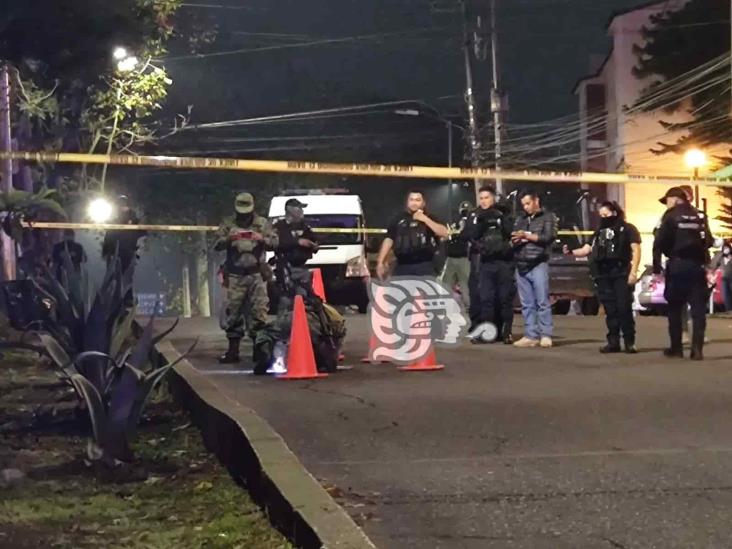 Fuerte despliegue policiaco en avenida Araucarias, en Xalapa; sujeto arroja granada