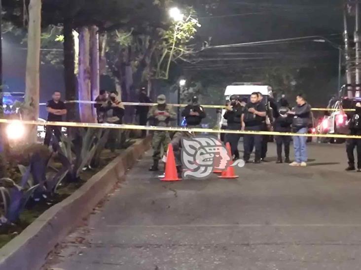 Fuerte despliegue policiaco en avenida Araucarias, en Xalapa; sujeto arroja granada