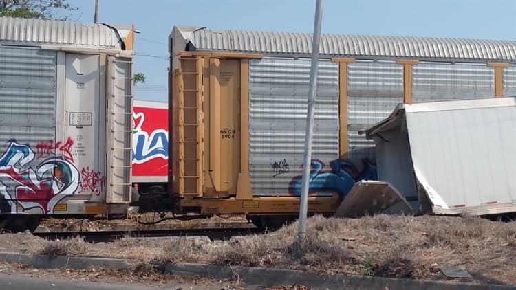 Tren arrastra a tractocamión sobre la carretera Veracruz-Xalapa