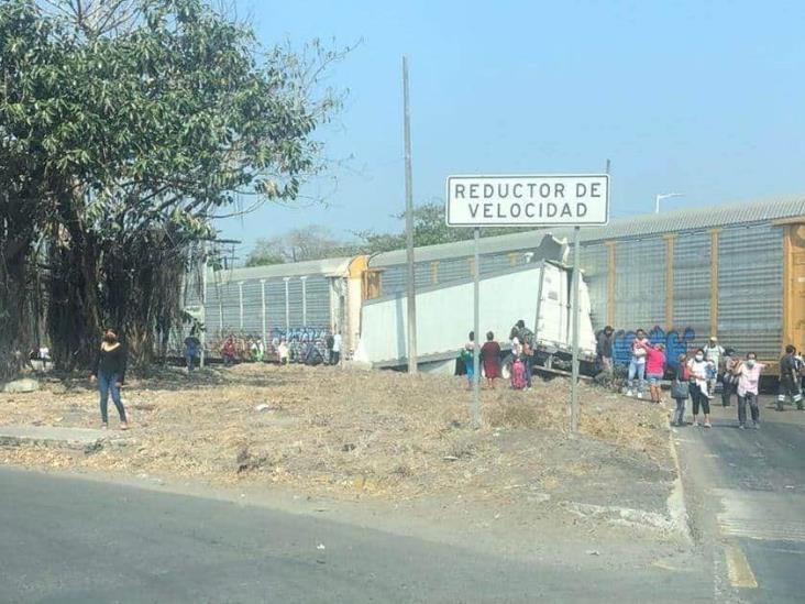 Tren arrastra a tractocamión sobre la carretera Veracruz-Xalapa