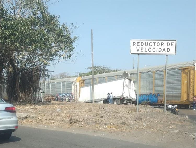 Tren arrastra a tractocamión sobre la carretera Veracruz-Xalapa