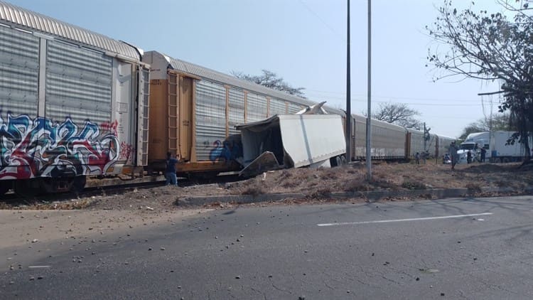 Tren arrastra a tractocamión sobre la carretera Veracruz-Xalapa