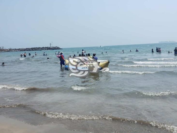 Familias siguen disfrutando de puente en playas de Veracruz