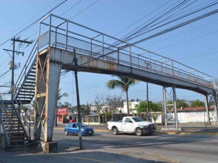 Puente peatonal de Ejército Mexicano es un peligro para la población: Ingenieros