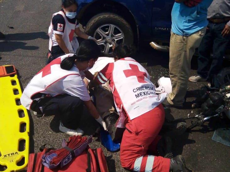 Se impacta motociclista contra una camioneta en Puente Nacional