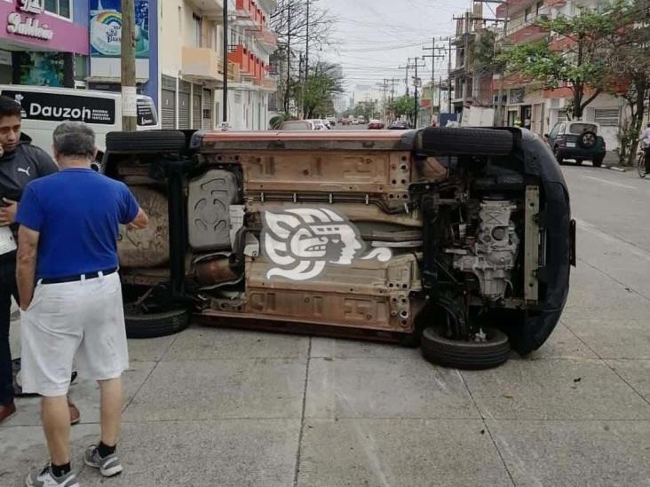 Conductor huye tras chocar y volcar otro automóvil en Veracruz