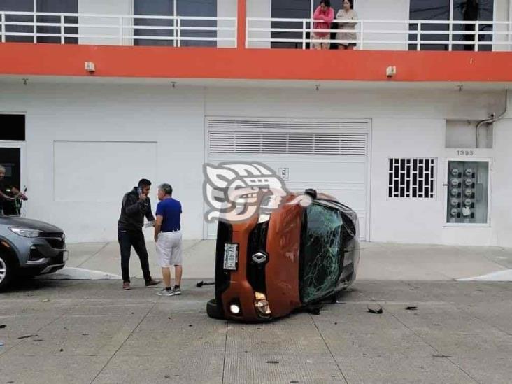 Conductor huye tras chocar y volcar otro automóvil en Veracruz