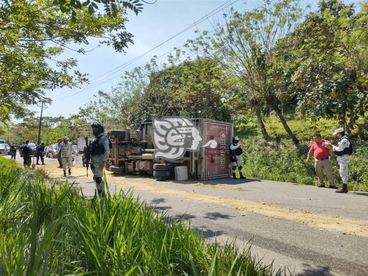 Vuelca camión que transportaba carnes frías en carretera Nanchital-Las Choapas