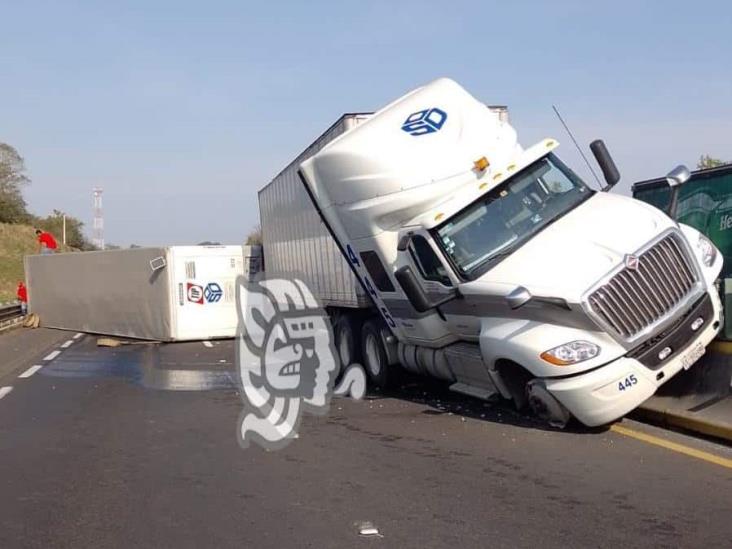 Rapiñan papel higiénico tras volcadura en autopista La Tinaja-Cosoleacaque