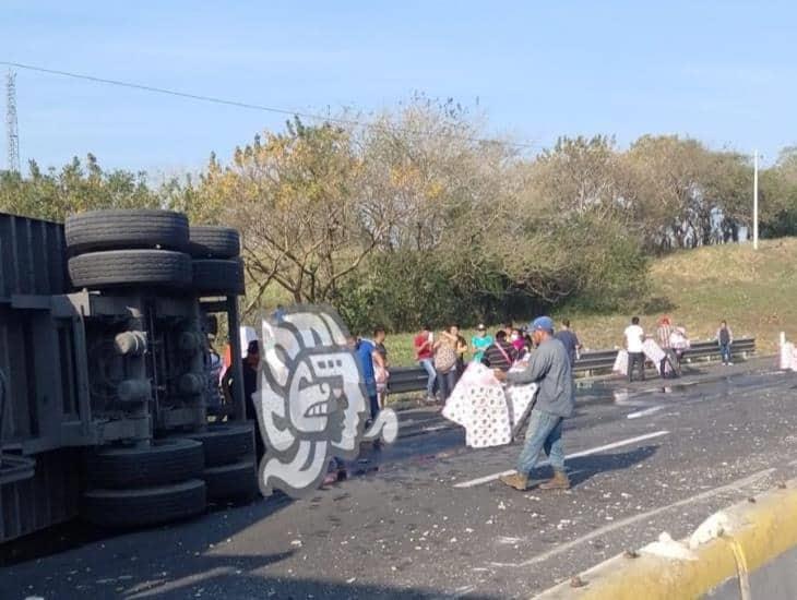 Rapiñan papel higiénico tras volcadura en autopista La Tinaja-Cosoleacaque