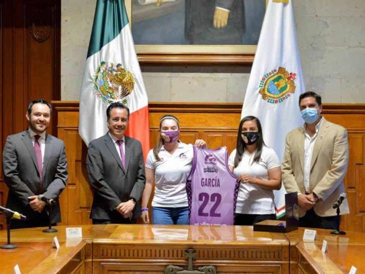 Gobernador recibe en Palacio de Gobierno al equipo femenil Halcones de Xalapa