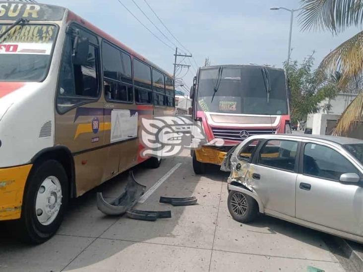 Camión urbano impacta automóvil sobre avenida Urano en Boca del Río