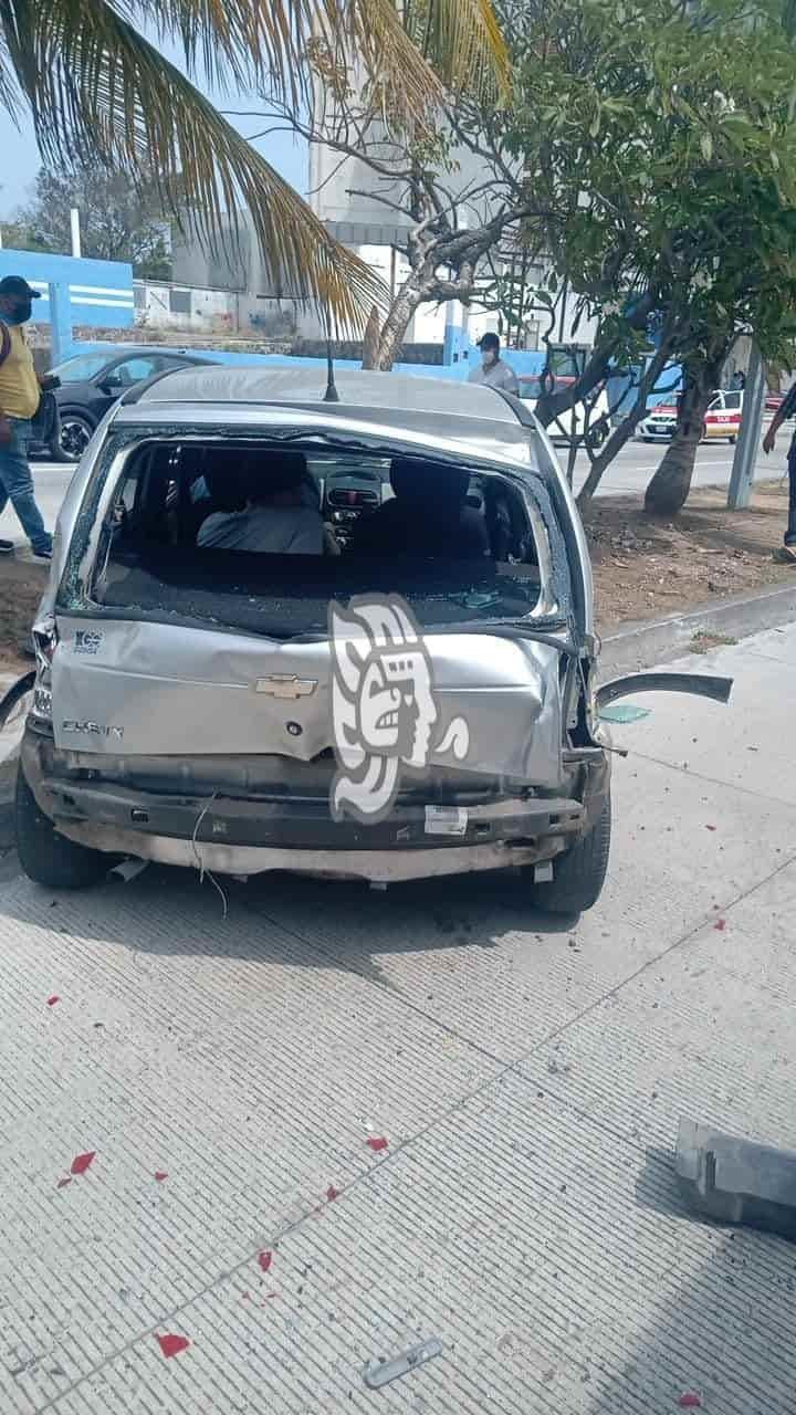 Camión urbano impacta automóvil sobre avenida Urano en Boca del Río