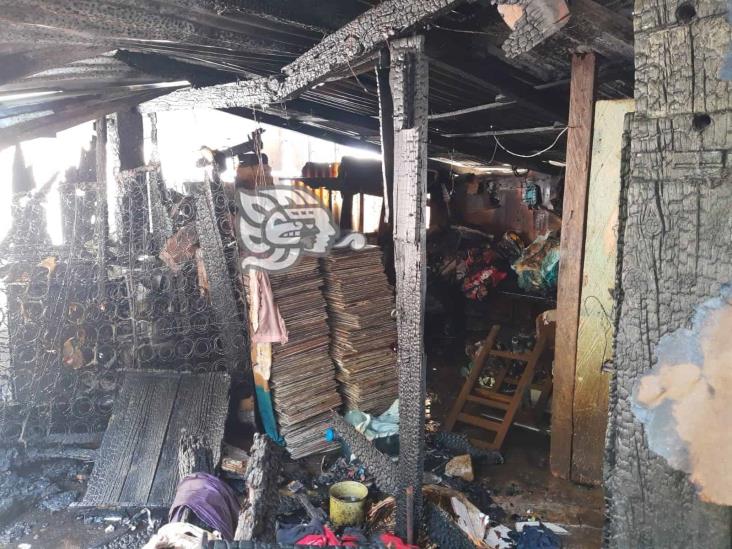 Por una vela encendida, vivienda queda reducida en cenizas en Huiloapan