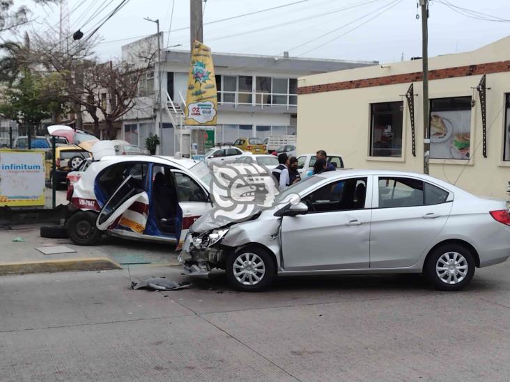 Un lesionado tras quedar atorado en un taxi por choque en Plaza Portal en Veracruz