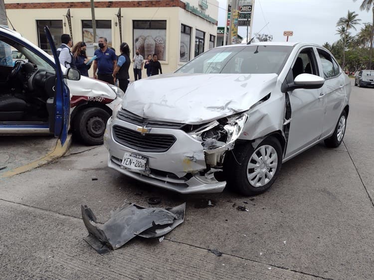 Un lesionado tras quedar atorado en un taxi por choque en Plaza Portal en Veracruz