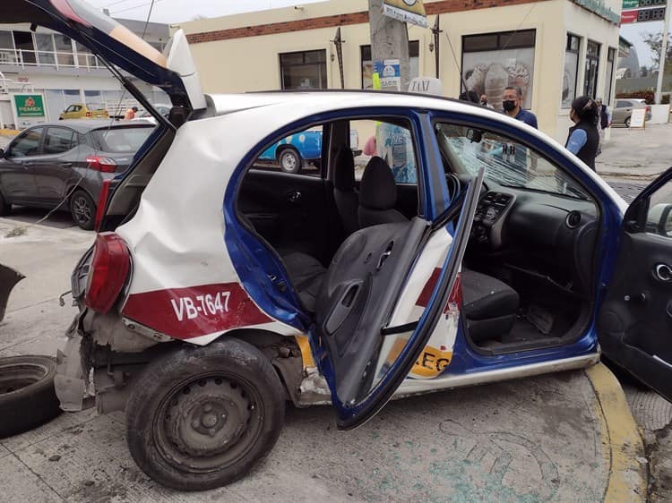 Un lesionado tras quedar atorado en un taxi por choque en Plaza Portal en Veracruz