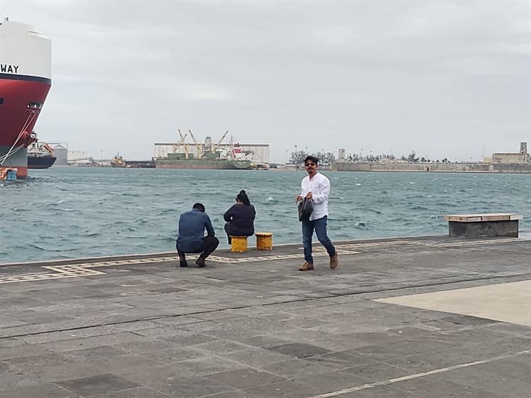 Personas contemplan norte en el malecón de Veracruz