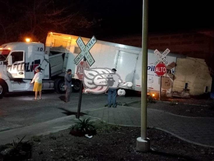 Tráiler intentó ganarle el paso al Tren y se lo lleva en Manlio Fabio Altamirano