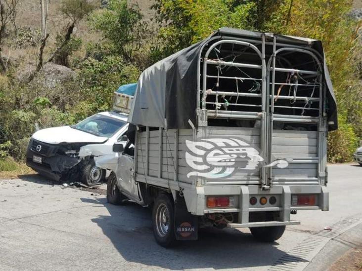 Chocan camionetas en carretera Alto Lucero-Xalapa