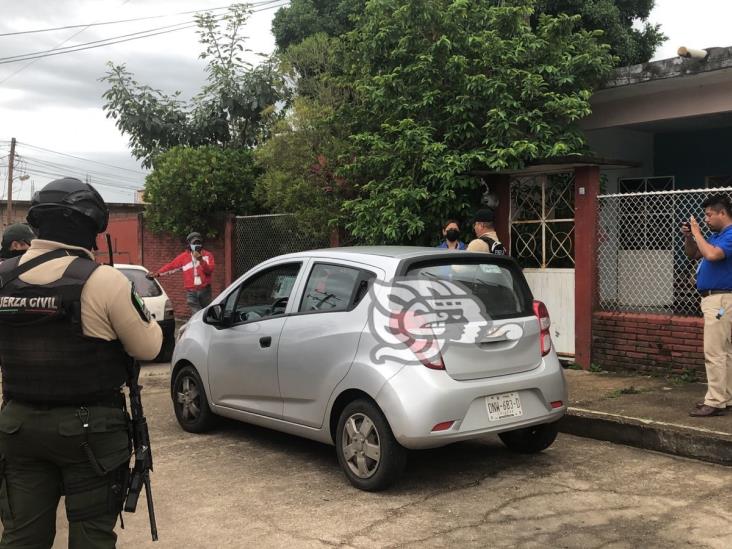 Acayuqueña se avienta de auto para escapar de cobradores