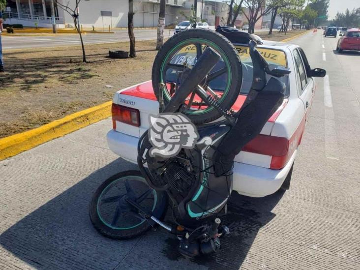 Motociclista se impacta contra la cajuela de un taxi en la avenida Rafael Cuervo